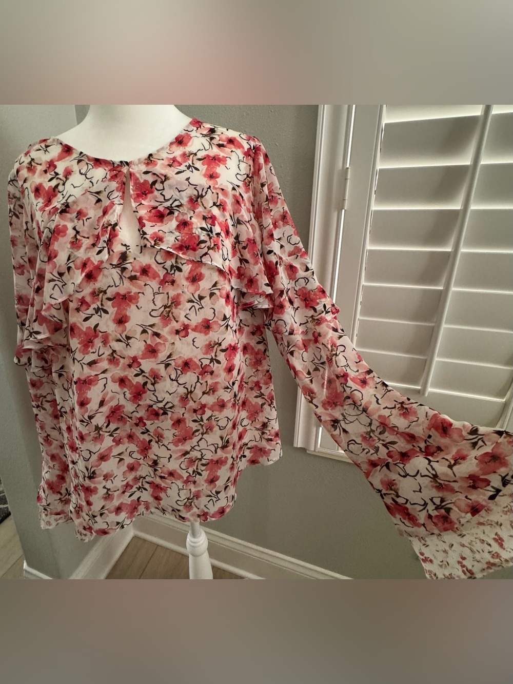 White House Black Market women’s floral romantic blouse long sleeve size 14